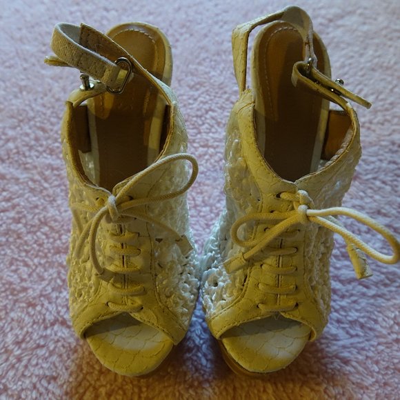 Colin Stuart White Lace Heel, Size 6.5 B - Picture 2 of 8